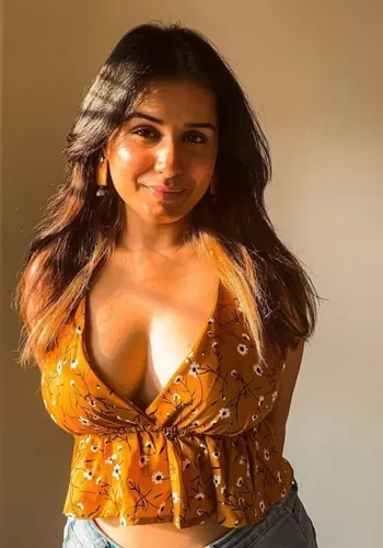 Call Girls Rashi Khanna from Noida